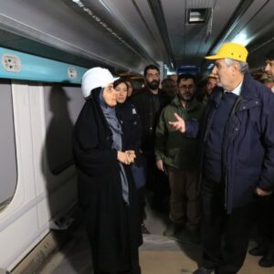 وزیر راه و شهرسازی از خطوط تولید واگن سازی در زنجان بازدید کرد