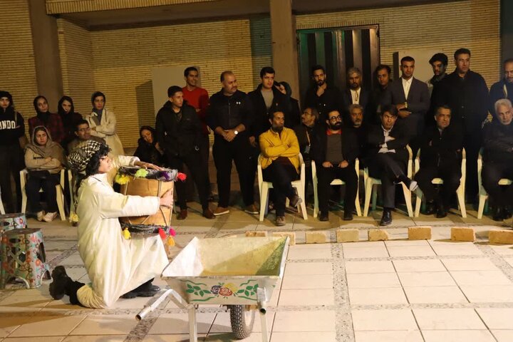 کرمانی ها از اجراهای خیابانی جشنواره تئاتر استانی استقبال ویژه کردند