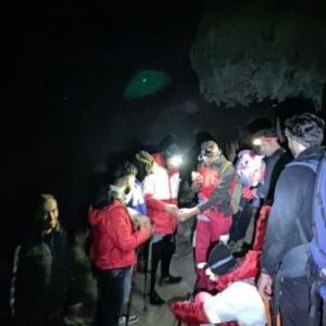 امدادگران البرز در جست‌وجوی ۱۲ نفر گرفتار در کوهستان