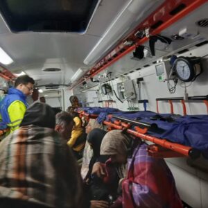 واژگونی اتوبوس در محور کمربندی شرقی به بیستون؛ ۲۵ نفر مصدوم شدند