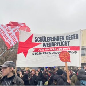 تظاهرات گسترده دانش‌آموزان آلمانی در اعتراض به بازگشت سربازی اجباری