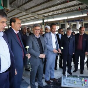 وزیر میراث فرهنگی در خمین به مقام شامخ شهدا ادای احترام کرد