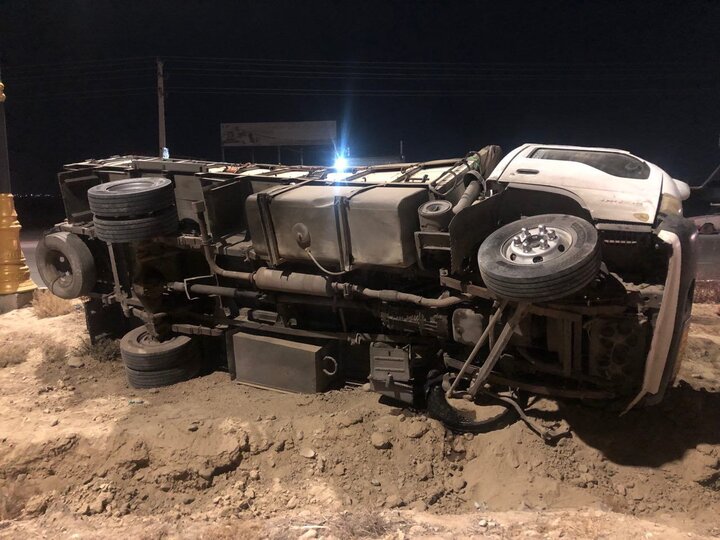 مبتکر:کامیون ایسوزو به دلیل خستگی و خواب‌آلودگی راننده واژگون شد