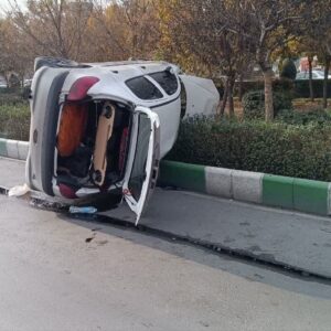 باخدا:واژگونی خودرو در بزرگراه پیامبر اعظم مشهد یک مصدوم برجا گذاشت