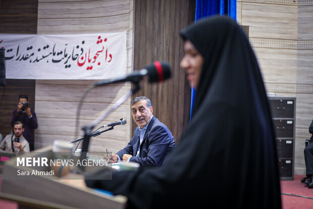 نشست صمیمانه دانشجویان با معاون اجرایی رئیس‌جمهور در دانشگاه علوم پزشکی مشهد