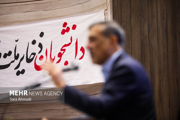 نشست صمیمانه دانشجویان با معاون اجرایی رئیس‌جمهور در دانشگاه علوم پزشکی مشهد