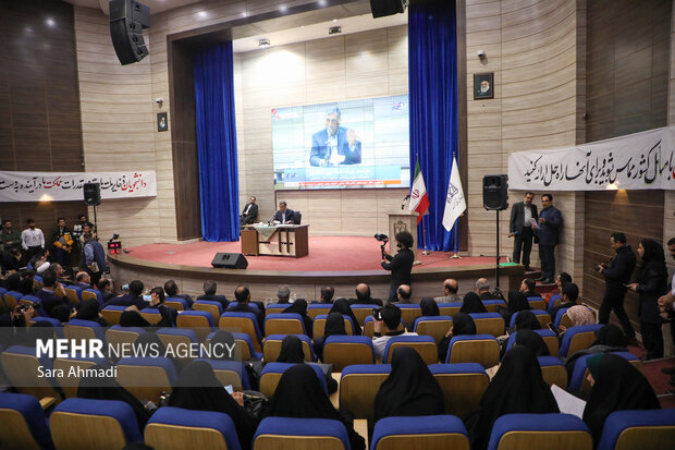 نشست صمیمانه دانشجویان با معاون اجرایی رئیس‌جمهور در دانشگاه علوم پزشکی مشهد