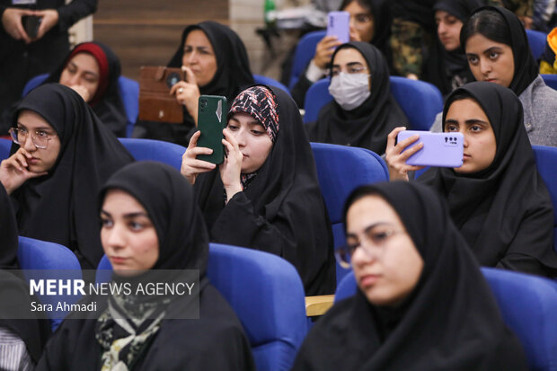 نشست صمیمانه دانشجویان با معاون اجرایی رئیس‌جمهور در دانشگاه علوم پزشکی مشهد