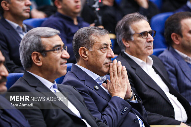 نشست صمیمانه دانشجویان با معاون اجرایی رئیس‌جمهور در دانشگاه علوم پزشکی مشهد