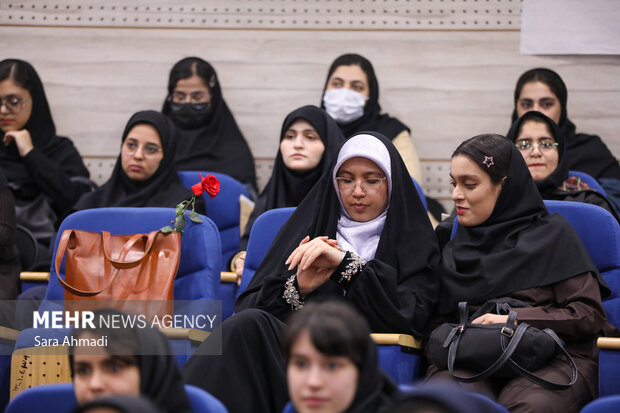 نشست صمیمانه دانشجویان با معاون اجرایی رئیس‌جمهور در دانشگاه علوم پزشکی مشهد