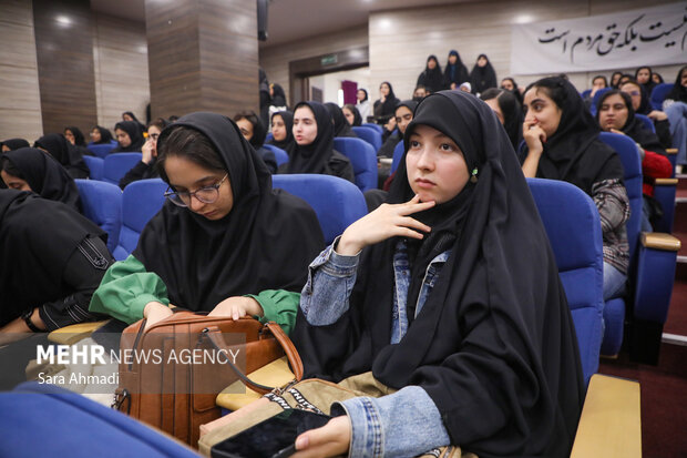 نشست صمیمانه دانشجویان با معاون اجرایی رئیس‌جمهور در دانشگاه علوم پزشکی مشهد