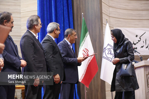 نشست صمیمانه دانشجویان با معاون اجرایی رئیس‌جمهور در دانشگاه علوم پزشکی مشهد