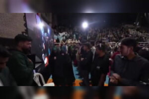 اهدای نشان مادری به مادر شهید رئیسی در اجتماع ۱۰ هزار نفری مشهدی‌ها