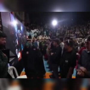 اهدای نشان مادری به مادر شهید رئیسی در اجتماع ۱۰ هزار نفری مشهدی‌ها