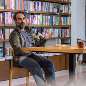 نویسنده‌ای که روایتش را به ایوان طلا گره زده است