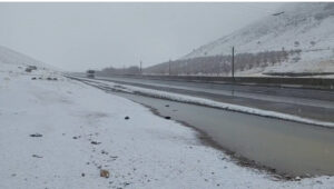 بارش برف در گردنه اسدآباد؛ مسیر پیست اسکی همدان مسدود شد