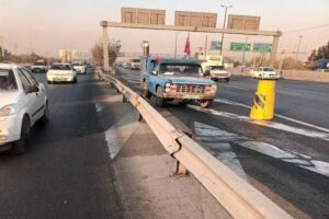 تعمیر فوری گاردریل‌های آسیب‌دیده در بزرگراه آزادگان