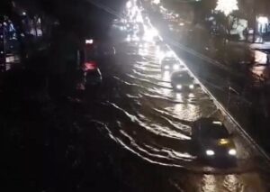 نمایی از آبگرفتگی خیابان‌های سقز به دلیل شدت بارندگی