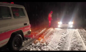 گردنه مایین بلاغ همچنان درگیر بارش برف است