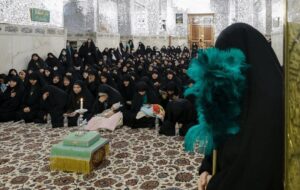 آیین غبارروبی ضریح مطهر امام رضا(ع) با حضور جمعی از بانوان