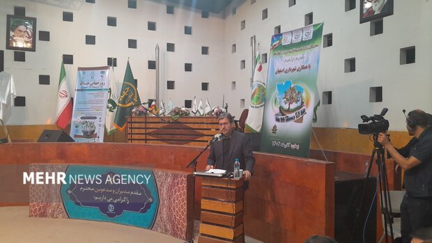 استاندار: اصفهان باید به شهری کامل دوستدار محیط‌زیست تبدیل شود