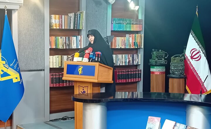 باید نقش زنان در اداره جامعه را به رخ دشمن بکشیم