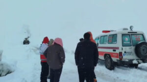 نجات جان مادر باردار گرفتار در منطقه صعب‌العبور روستای آق‌اطاق تکاب