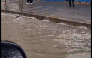 بارش باران و آبگرفتگی معابر در قروه