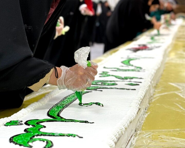 مراحل آماده‌سازی کیک ۷۰ متری ویژه میلاد حضرت زهرا(س) در حرم رضوی