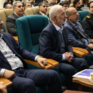 افتتاح ۱۲ نیروگاه خورشیدی در یزد با حضور وزیر کشور