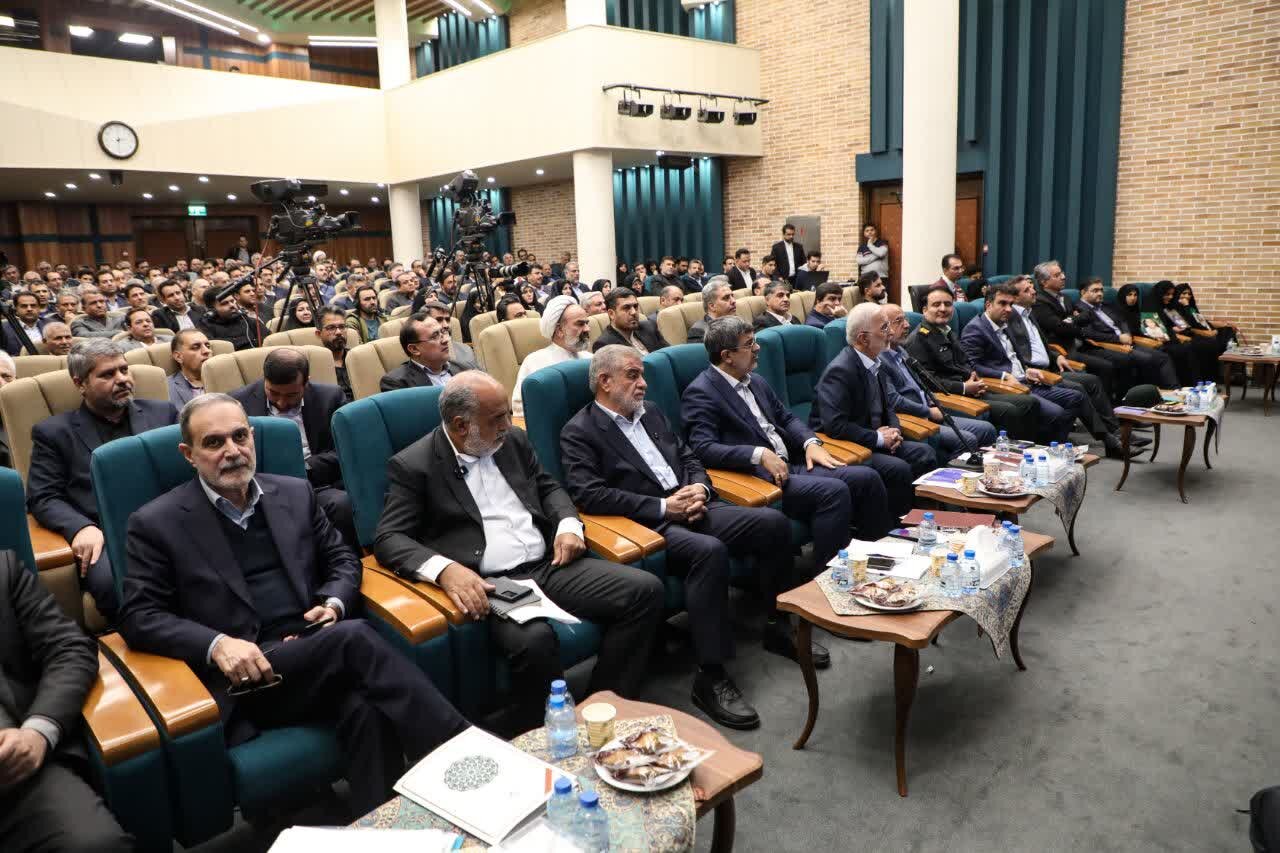 افتتاح ۱۲ نیروگاه خورشیدی در یزد با حضور وزیر کشور