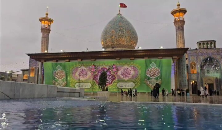 باران رحمت الهی صحن حرم شاهچراغ(ع) را در آغوش گرفت