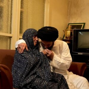 پاسداشت مقام مادر؛ دست‌بوسی مادر توسط آیت‌الله عاملی