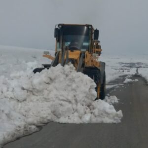 برفروبی محور سیادره شهرستان محلات به همت راهداران استان مرکزی