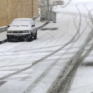امدادرسانی به خودروی سواری گیرکرده در جاده برفی توسط آتشنشانی نراق
