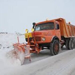 تلاش راهداران تفرش برای برفروبی، نمکپاشی و بازنگه داشتن گردنه نقره کمر