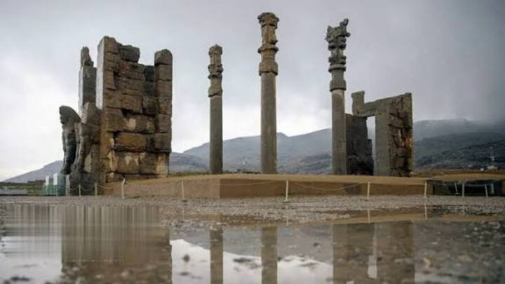 بارش باران در تخت جمشید