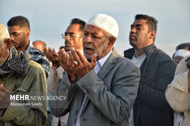 اقامه نماز باران در جوار شهید گمنام بیکاه