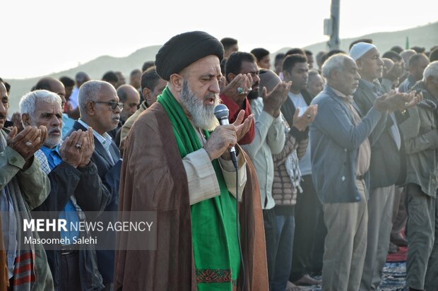 اقامه نماز باران در جوار شهید گمنام بیکاه