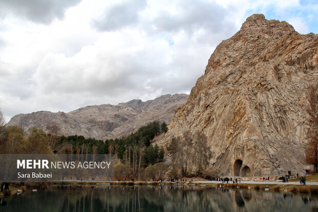 پاییز در طاق‌بستان؛ تلاقی رنگ‌های فصل با تاریخ سنگی کرمانشاه