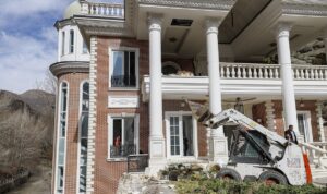 چرا تخریب قسمت غیرمجاز ابر ویلای شخص ذی‌نفوذ زمانبر شد؟!