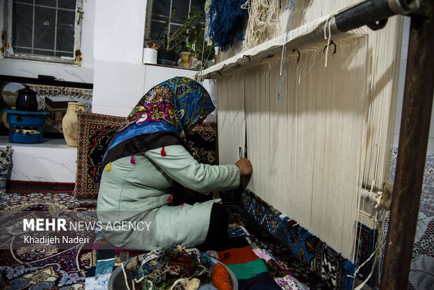 دختر معصومه یاوری،هنرمند قالی باف