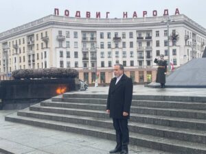 اهدای تاج گل در میدان پیروزی بلاروس به یاد کشته شدگان جنگ جهانی دوم