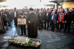 بدرقه آرام کامران فانی به آرامگاه ابدیش