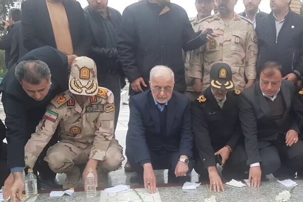 ادای احترام وزیر کشور به مقام شهدای گرگان