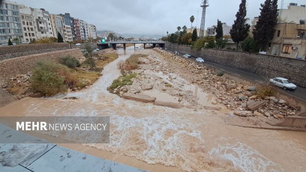 وضعیت رودخانه خشک شیراز پس از ۱۸ ساعت بارندگی