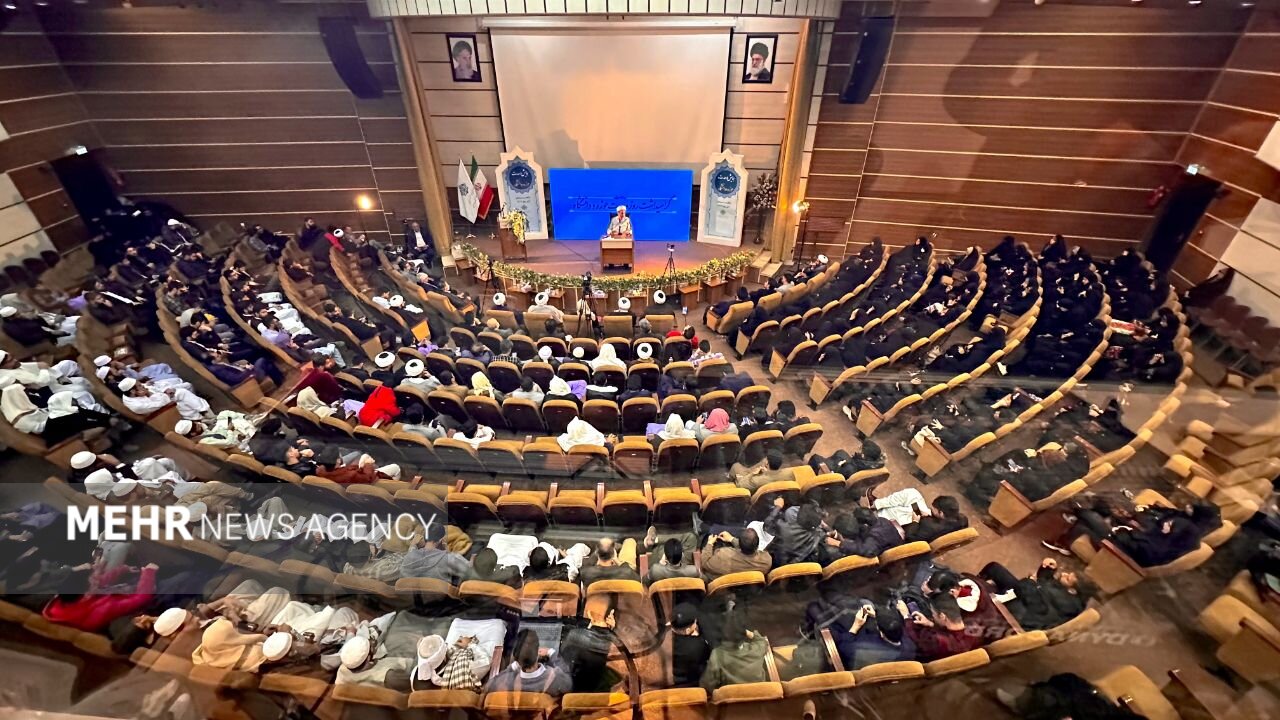 حوزه و دانشگاه مانند دو بال پرواز برای پیشرفت علمی و تمدنی کشور هستند