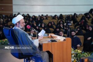 حوزه و دانشگاه مانند دو بال پرواز برای پیشرفت علمی و تمدنی کشور هستند