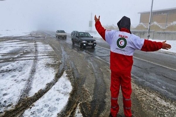 نجات خودرو پژو ۴۰۵ واژگون شده در تیران و کرون توسط نجاتگران هلال احمر