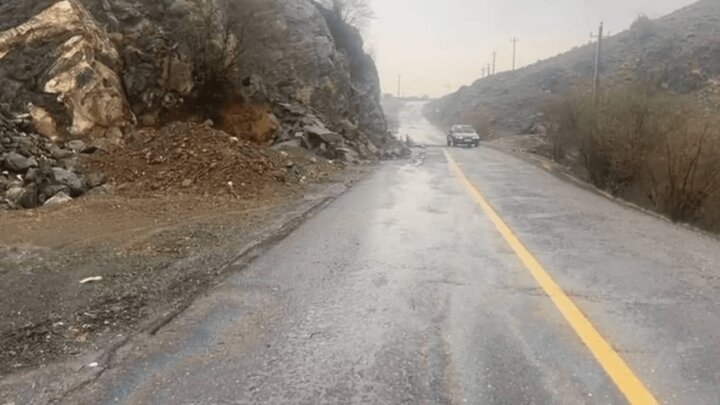 کوه در ورودی بخش جغین رودان ریزش کرد
